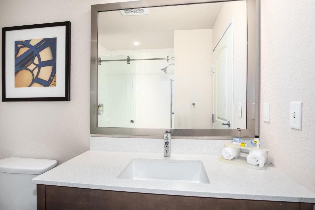 Holiday Inn Express & Suites Manhattan By Ihg Zewnętrze zdjęcie